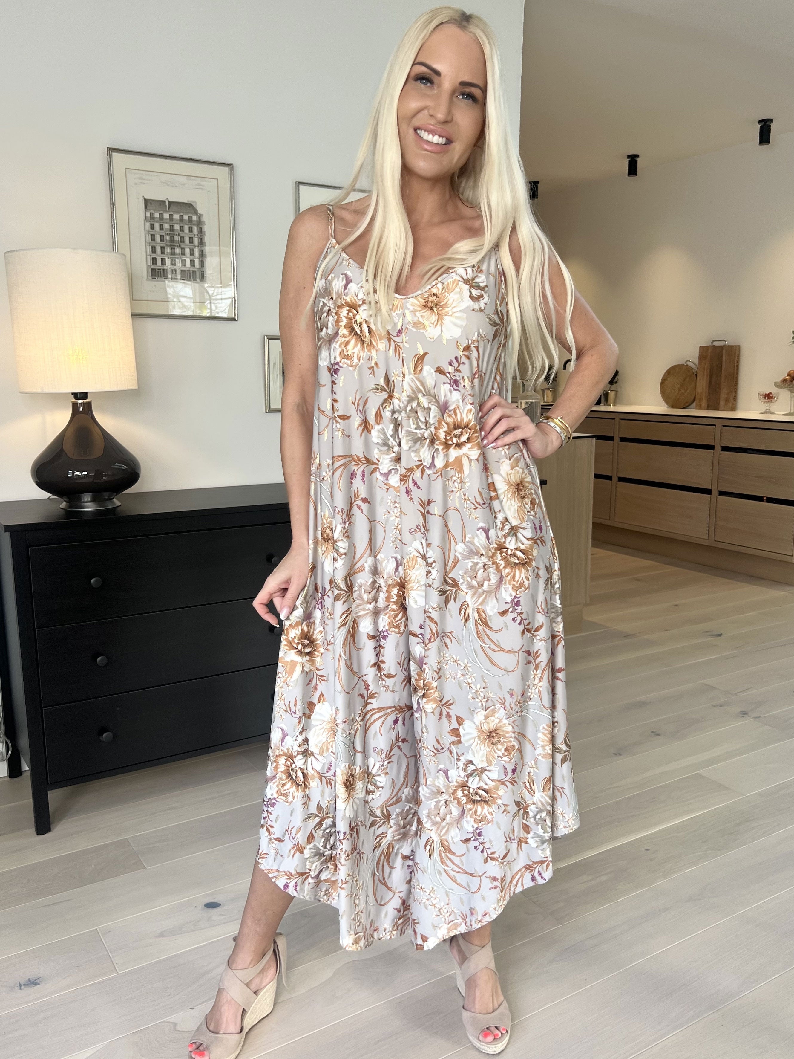 Monique Jumpsuit - Jumpsuit i elastiskt tyg med tunna axelband